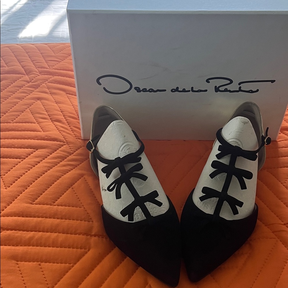 Oscar de la Renta Black Pointed-Toe Lace Strap Flats size 38.5